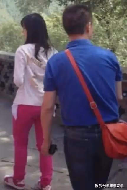 章澤天父親露面,在女婿東哥面前顯得有些拘謹,一家人十分幸福