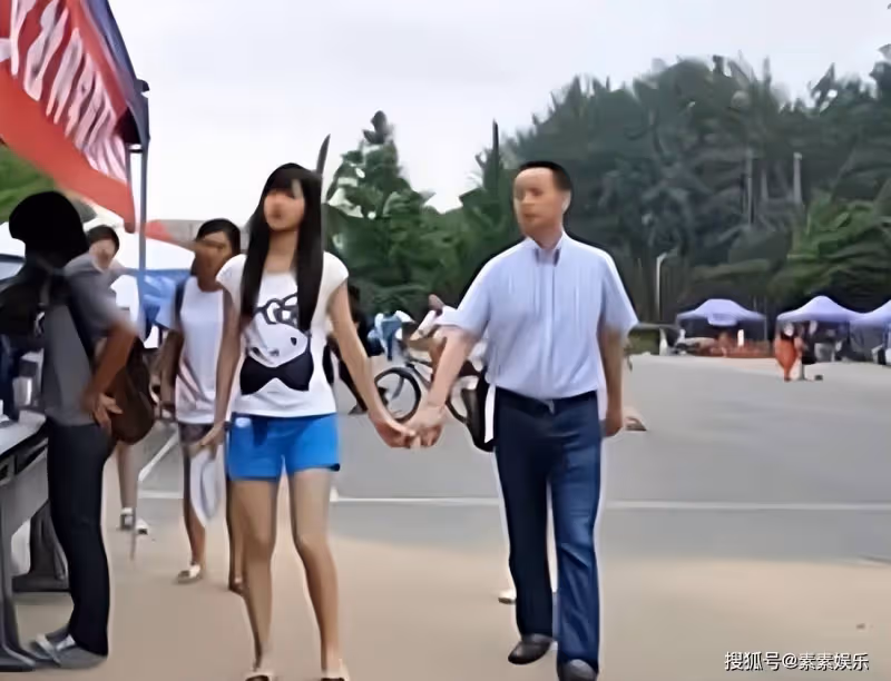 章澤天父親露面，在女婿東哥面前顯得有些拘謹，一家人十分幸福