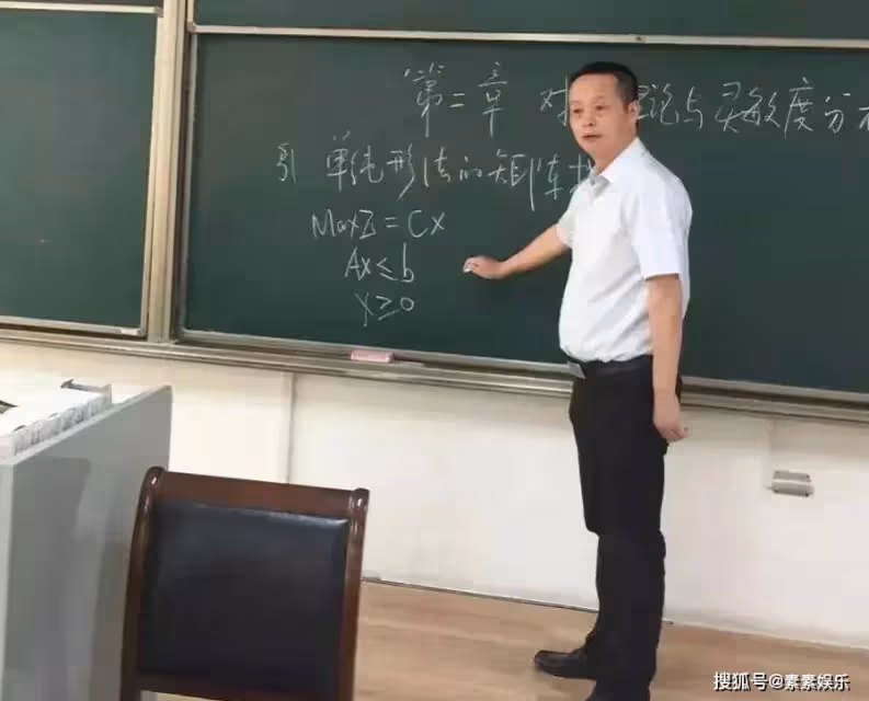 章澤天父親露面，在女婿東哥面前顯得有些拘謹，一家人十分幸福