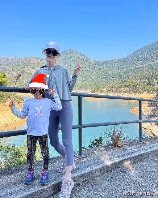章澤天父親露面，在女婿東哥面前顯得有些拘謹，一家人十分幸福