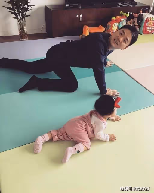 章澤天父親露面，在女婿東哥面前顯得有些拘謹，一家人十分幸福