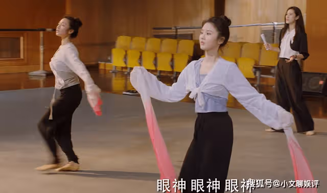 《我們這十年》唐宮夜宴上,小艷的憨態可掬,治癒了何憫鴻的陰影