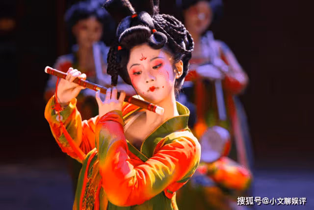 《我們這十年》唐宮夜宴上,小艷的憨態可掬,治癒了何憫鴻的陰影
