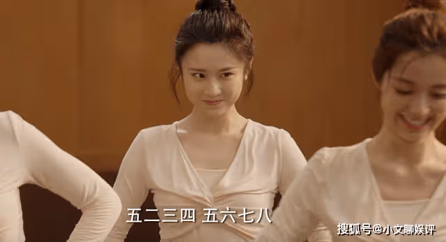 《我們這十年》唐宮夜宴上,小艷的憨態可掬,治癒了何憫鴻的陰影