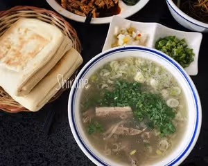比肩水盆羊肉的清湯羊排