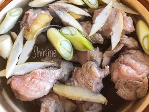 比肩水盆羊肉的清湯羊排