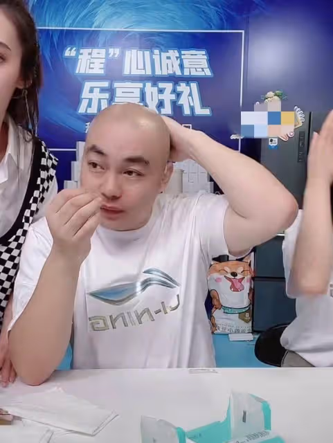 趙本山愛徒程野攜美女出鏡,帶貨累到汗流浹背,還出演張藝謀電影