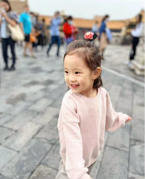 王智罕曬女兒正臉,3歲小米尖臉大眼顏值高,母女出遊卻不見老公