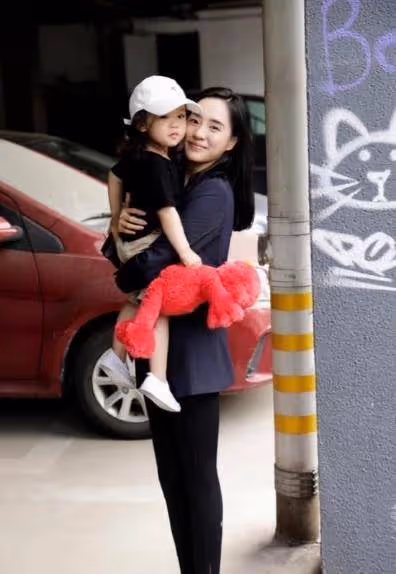 王智罕曬女兒正臉,3歲小米尖臉大眼顏值高,母女出遊卻不見老公