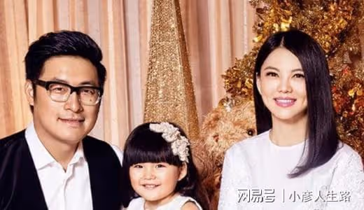 李湘慶王詩齡13歲生日！鑲鑽禮帽鮮花儀式感滿滿，王岳倫沉默