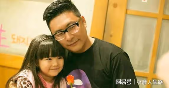 李湘慶王詩齡13歲生日！鑲鑽禮帽鮮花儀式感滿滿，王岳倫沉默