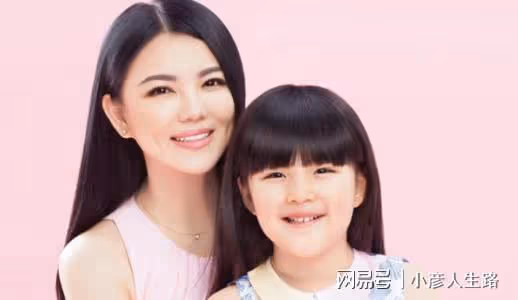 李湘慶王詩齡13歲生日！鑲鑽禮帽鮮花儀式感滿滿，王岳倫沉默