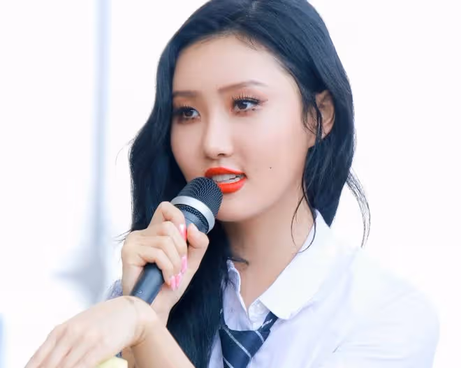 歐美風女王華莎,身材火辣性感,是什麼讓她想要整形?