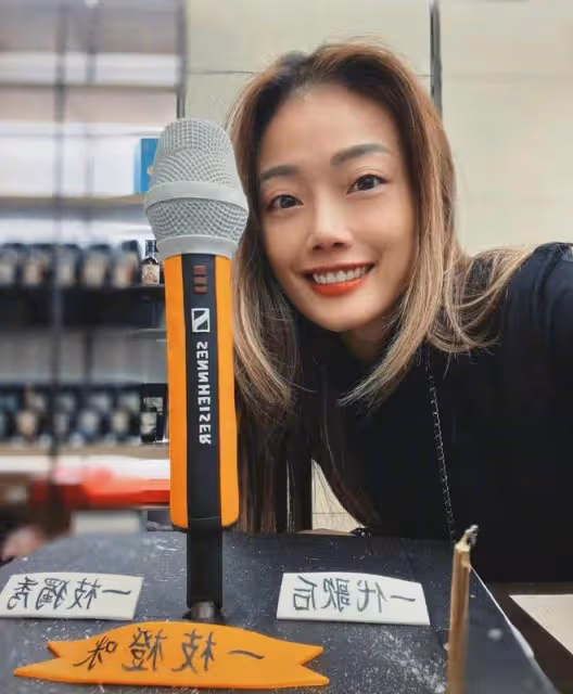 容祖兒曬照為演唱會練琴,纖細小蠻腰搶鏡,拼事業42歲依舊單身