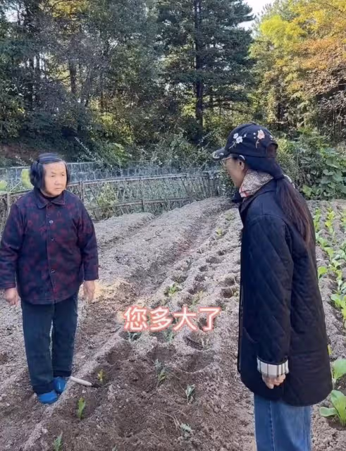 60歲吳瓊回安徽農村老家,穿九千五外套站泥土地里,種菜姿勢熟練