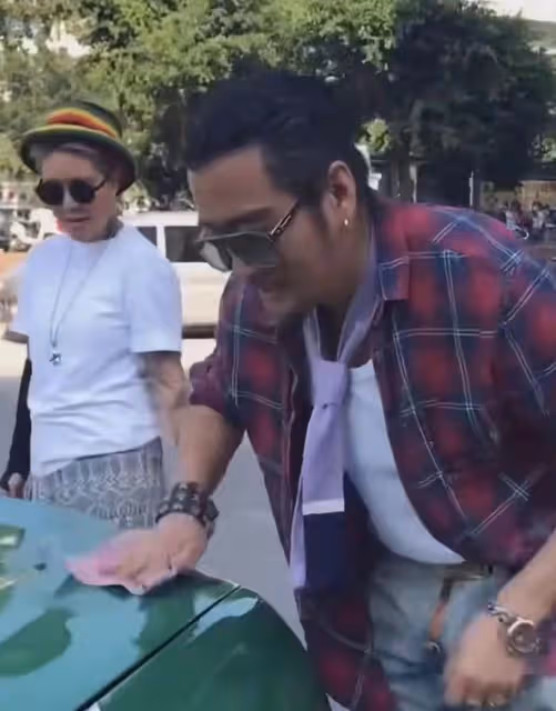 58歲孫興蘇州街頭擦車，感嘆最近真不景氣，緋聞富婆女友相伴身邊