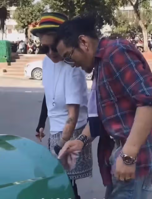 58歲孫興蘇州街頭擦車，感嘆最近真不景氣，緋聞富婆女友相伴身邊