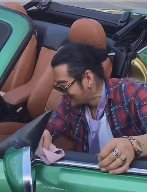 58歲孫興蘇州街頭擦車，感嘆最近真不景氣，緋聞富婆女友相伴身邊