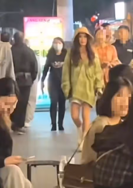 56歲溫碧霞現身四川吃火鍋,秀美腿似女大學生,被曝太好吃還打包