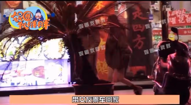 潘粵明攜小10歲女友外出聚餐,女方大秀美腿吸睛,戀愛5年仍甜蜜