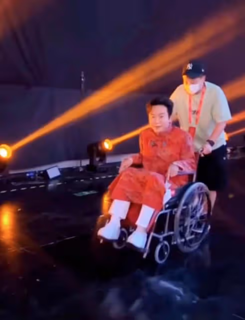 44歲李玉剛身體狀況引擔憂,節目後台坐輪椅,走路邁不開步要攙扶