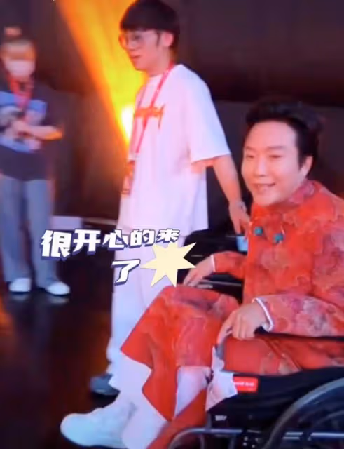 44歲李玉剛身體狀況引擔憂,節目後台坐輪椅,走路邁不開步要攙扶