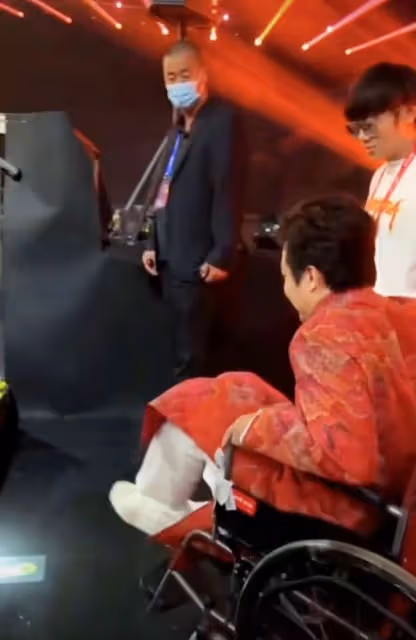 44歲李玉剛身體狀況引擔憂,節目後台坐輪椅,走路邁不開步要攙扶