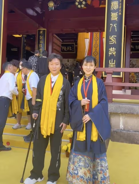 44歲李玉剛身體狀況引擔憂,節目後台坐輪椅,走路邁不開步要攙扶