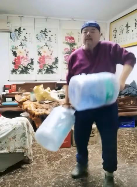 演員謝寧精神狀態引擔憂,在家拿水桶手舞足蹈,網友嘲其不怕閃腰