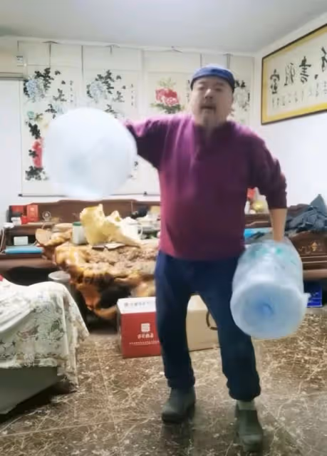 演員謝寧精神狀態引擔憂,在家拿水桶手舞足蹈,網友嘲其不怕閃腰