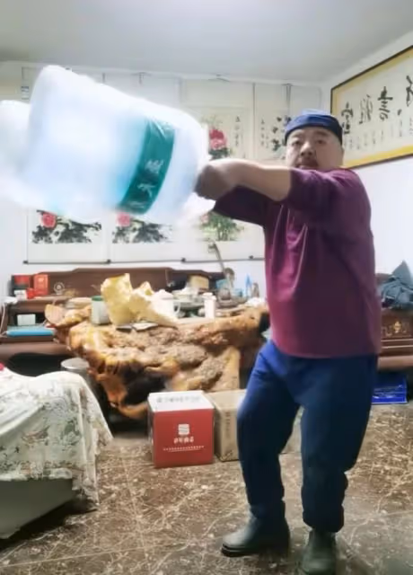 演員謝寧精神狀態引擔憂,在家拿水桶手舞足蹈,網友嘲其不怕閃腰