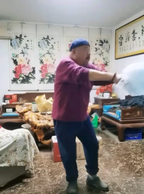 演員謝寧精神狀態引擔憂,在家拿水桶手舞足蹈,網友嘲其不怕閃腰