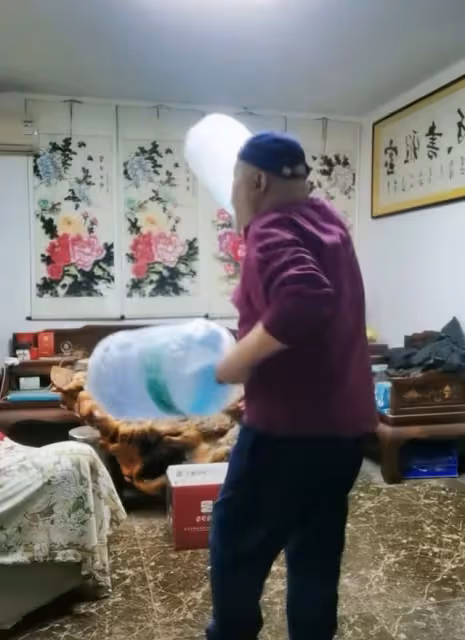 演員謝寧精神狀態引擔憂,在家拿水桶手舞足蹈,網友嘲其不怕閃腰