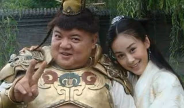 演員謝寧精神狀態引擔憂,在家拿水桶手舞足蹈,網友嘲其不怕閃腰