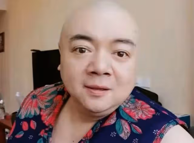 演員謝寧精神狀態引擔憂,在家拿水桶手舞足蹈,網友嘲其不怕閃腰