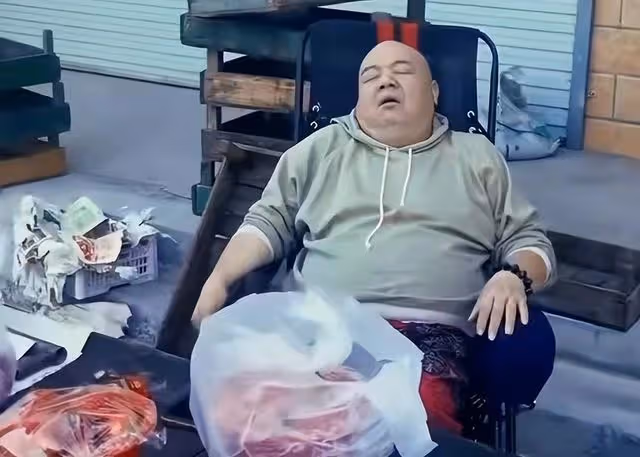 演員謝寧精神狀態引擔憂,在家拿水桶手舞足蹈,網友嘲其不怕閃腰