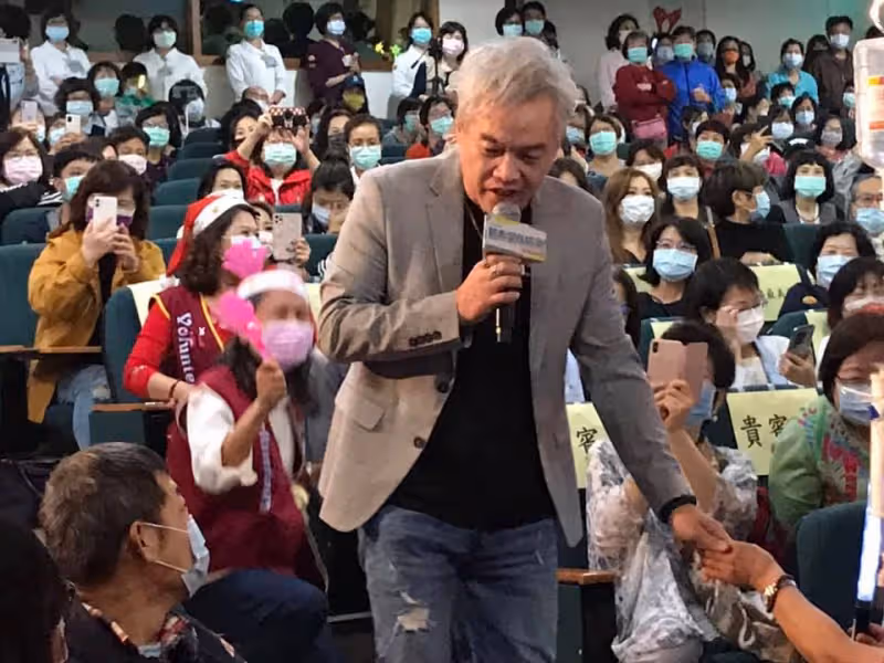 康康自爆險中風！「消失半年治療」壓力大到一夜白髮　49歲才得子「最怕看不到兒女長大」自白惹淚崩