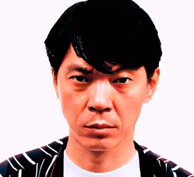 成龍在澳門打臉水房幫，惹怒水房賴，一路追到香港，走投無路只能請何超瓊出面