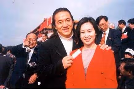 成龍在澳門打臉水房幫，惹怒水房賴，一路追到香港，走投無路只能請何超瓊出面
