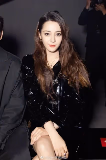 果然人間仙女❤️迪麗熱巴拍廣告「纖細A4螞蟻腰」她嫵媚又吸睛　路人曝光「未修圖拍攝現場」秒登熱搜