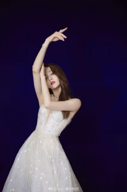 果然人間仙女❤️迪麗熱巴拍廣告「纖細A4螞蟻腰」她嫵媚又吸睛　路人曝光「未修圖拍攝現場」秒登熱搜