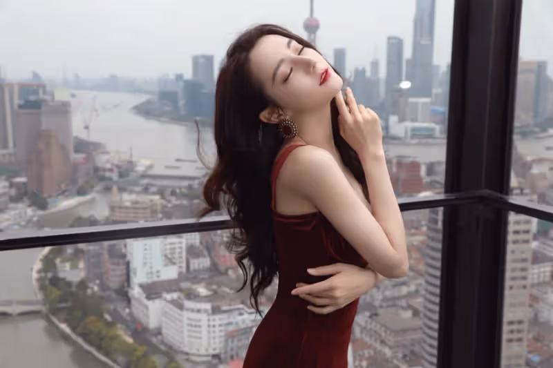 果然人間仙女❤️迪麗熱巴拍廣告「纖細A4螞蟻腰」她嫵媚又吸睛　路人曝光「未修圖拍攝現場」秒登熱搜