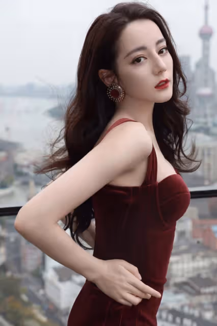 果然人間仙女❤️迪麗熱巴拍廣告「纖細A4螞蟻腰」她嫵媚又吸睛　路人曝光「未修圖拍攝現場」秒登熱搜