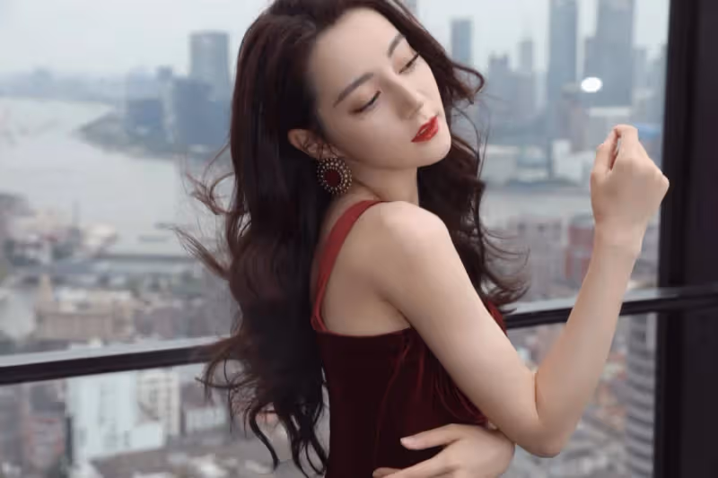 果然人間仙女❤️迪麗熱巴拍廣告「纖細A4螞蟻腰」她嫵媚又吸睛　路人曝光「未修圖拍攝現場」秒登熱搜