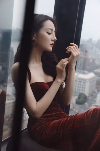 果然人間仙女❤️迪麗熱巴拍廣告「纖細A4螞蟻腰」她嫵媚又吸睛　路人曝光「未修圖拍攝現場」秒登熱搜