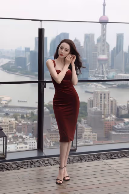 果然人間仙女❤️迪麗熱巴拍廣告「纖細A4螞蟻腰」她嫵媚又吸睛　路人曝光「未修圖拍攝現場」秒登熱搜