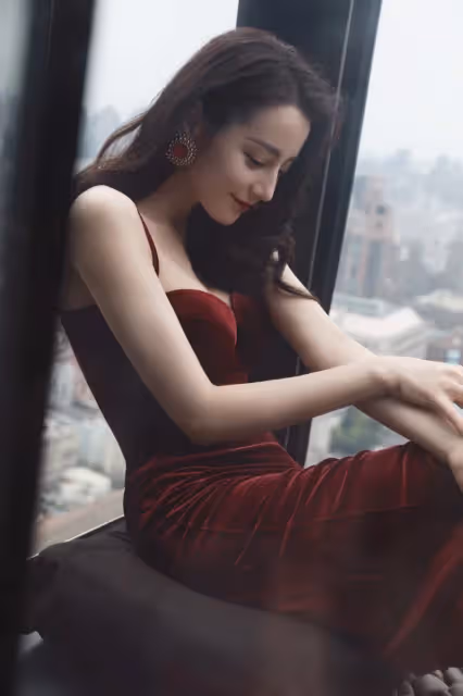 果然人間仙女❤️迪麗熱巴拍廣告「纖細A4螞蟻腰」她嫵媚又吸睛　路人曝光「未修圖拍攝現場」秒登熱搜