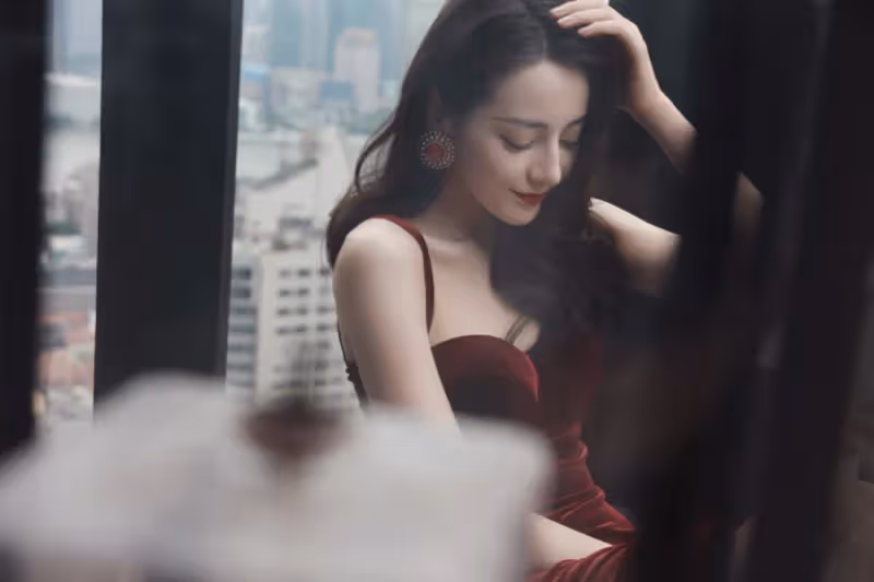 果然人間仙女❤️迪麗熱巴拍廣告「纖細A4螞蟻腰」她嫵媚又吸睛　路人曝光「未修圖拍攝現場」秒登熱搜