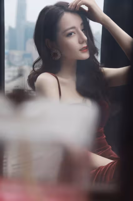 果然人間仙女❤️迪麗熱巴拍廣告「纖細A4螞蟻腰」她嫵媚又吸睛　路人曝光「未修圖拍攝現場」秒登熱搜