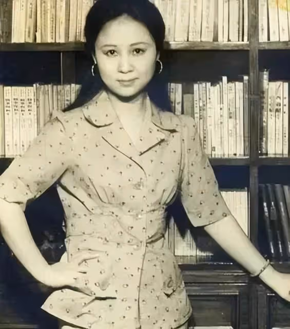 瓊瑤阿姨「25億豪宅」曝光！180多坪7層獨棟洋房，火焰木橫跨整個花園，是夫妻二人愛情見證地標